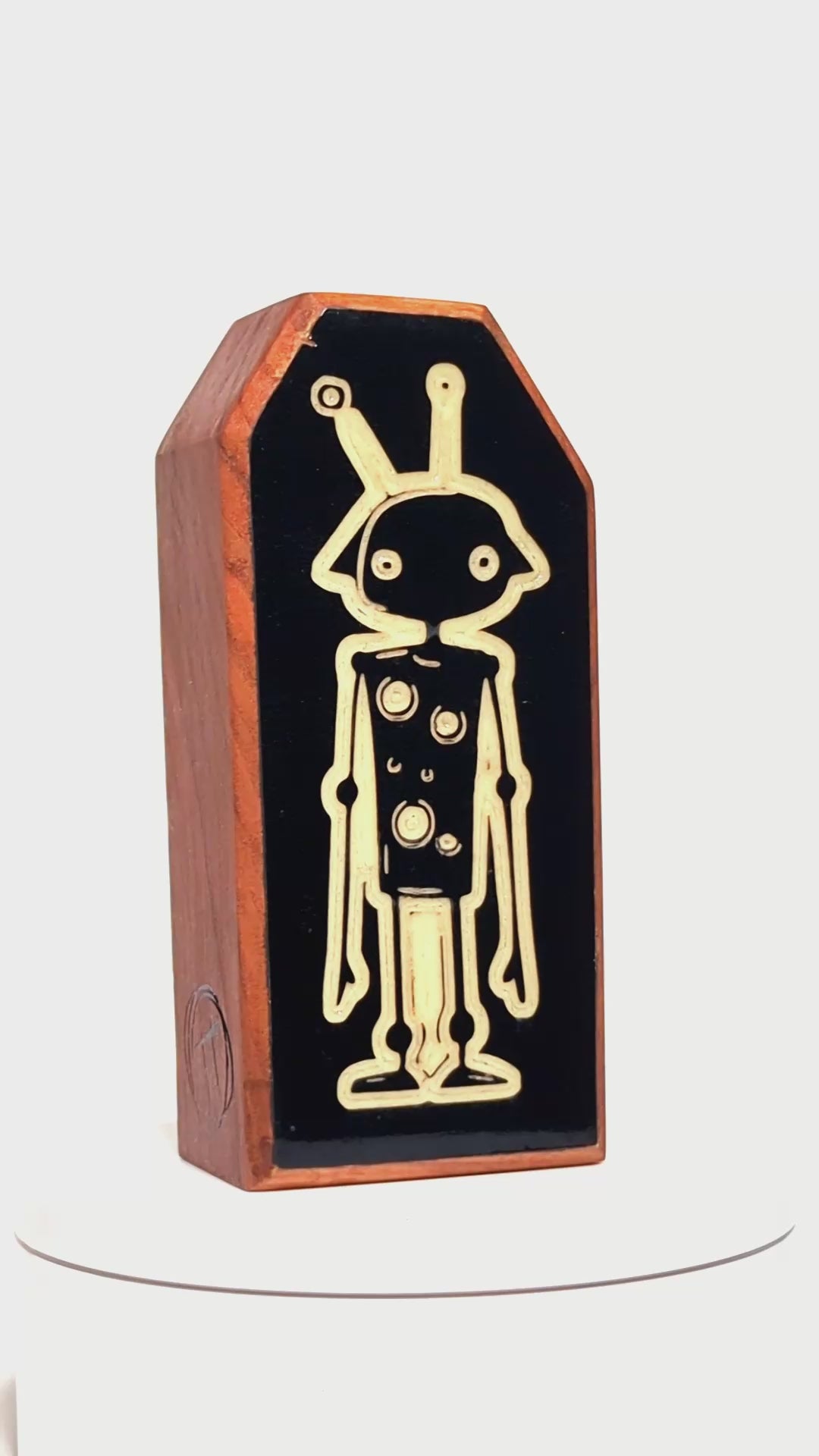 Wooden guardian Zybotronk glowing brightly to protect kids from nighttime fears
