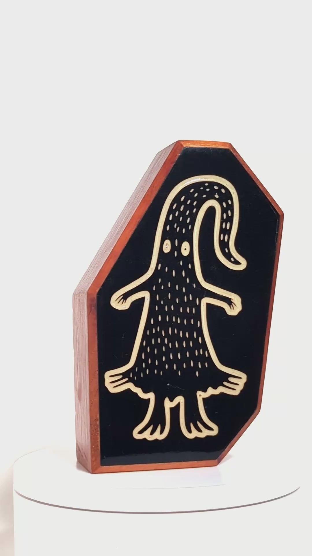 Wooden guardian Quibblex glowing brightly to shield kids at bedtime