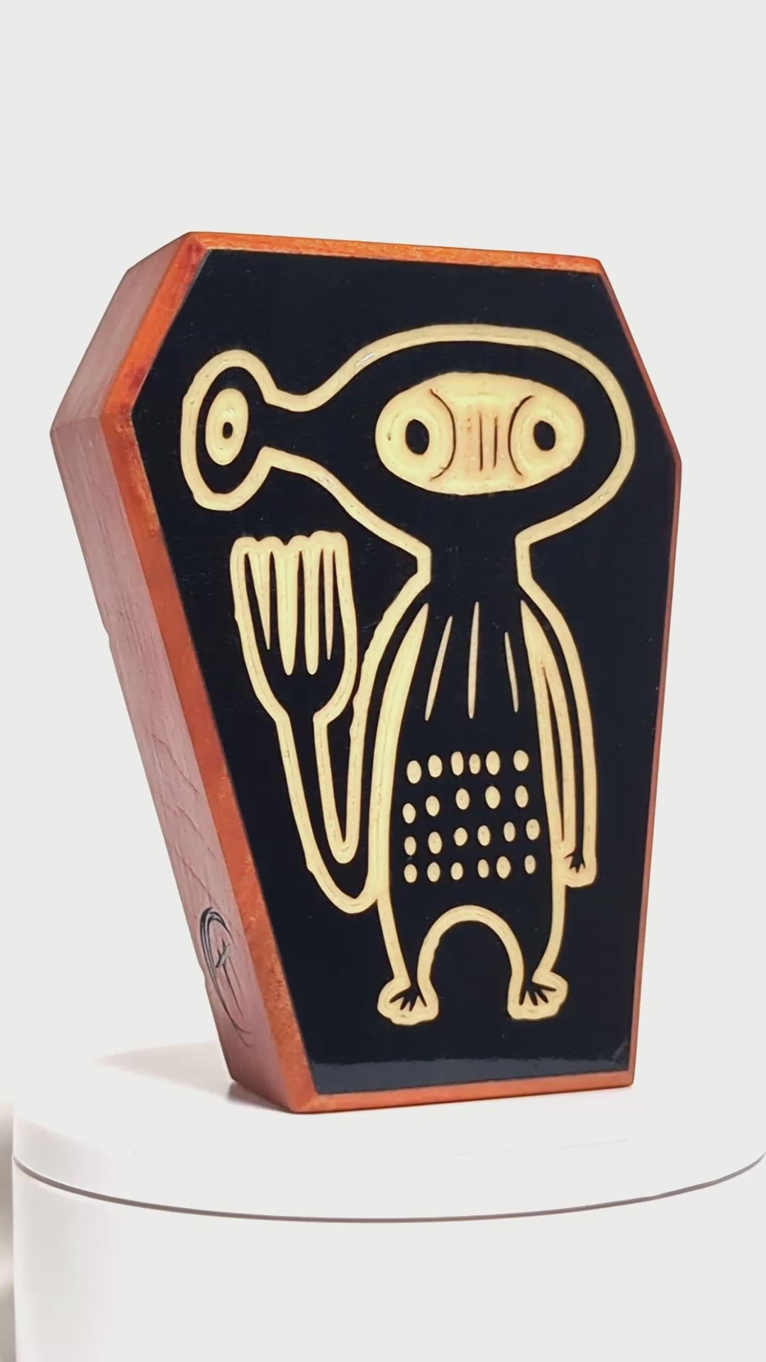 Wooden guardian Xyloid glowing brightly to protect kids from nighttime fears
