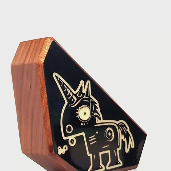 Wooden guardian Zyglot glowing brightly to protect kids at bedtime
