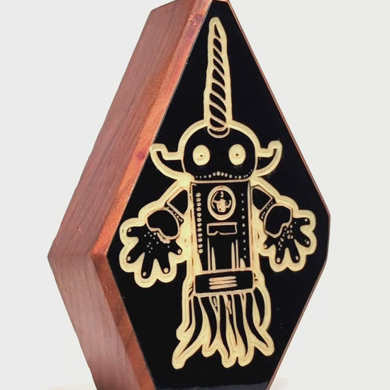Wooden guardian Squibnik glowing brightly to protect kids at bedtime
